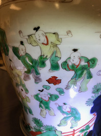 Un vase en porcelaine de Chine wucai &agrave; d&eacute;cor de gar&ccedil;ons jouants, &eacute;poque Transition